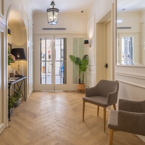 Télévision à écran plat de 43 pouces avec chaînes par câble