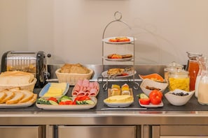 Päivittäinen aamiainen maksusta