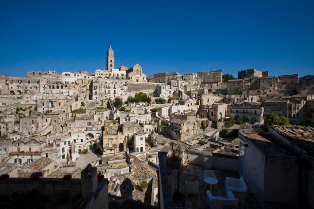 Un pueblo histórico con calles estrechas y arquitectura tradicional.