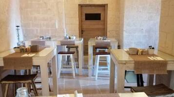 Café da manhã com buffet grátis todos os dias