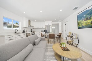 Living area - Brand New 3BD2BA Home Close to DTLA Alhambra (Alhambra)