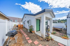 Outdoor dining - Brand New 3BD2BA Home Close to DTLA Alhambra (Alhambra)