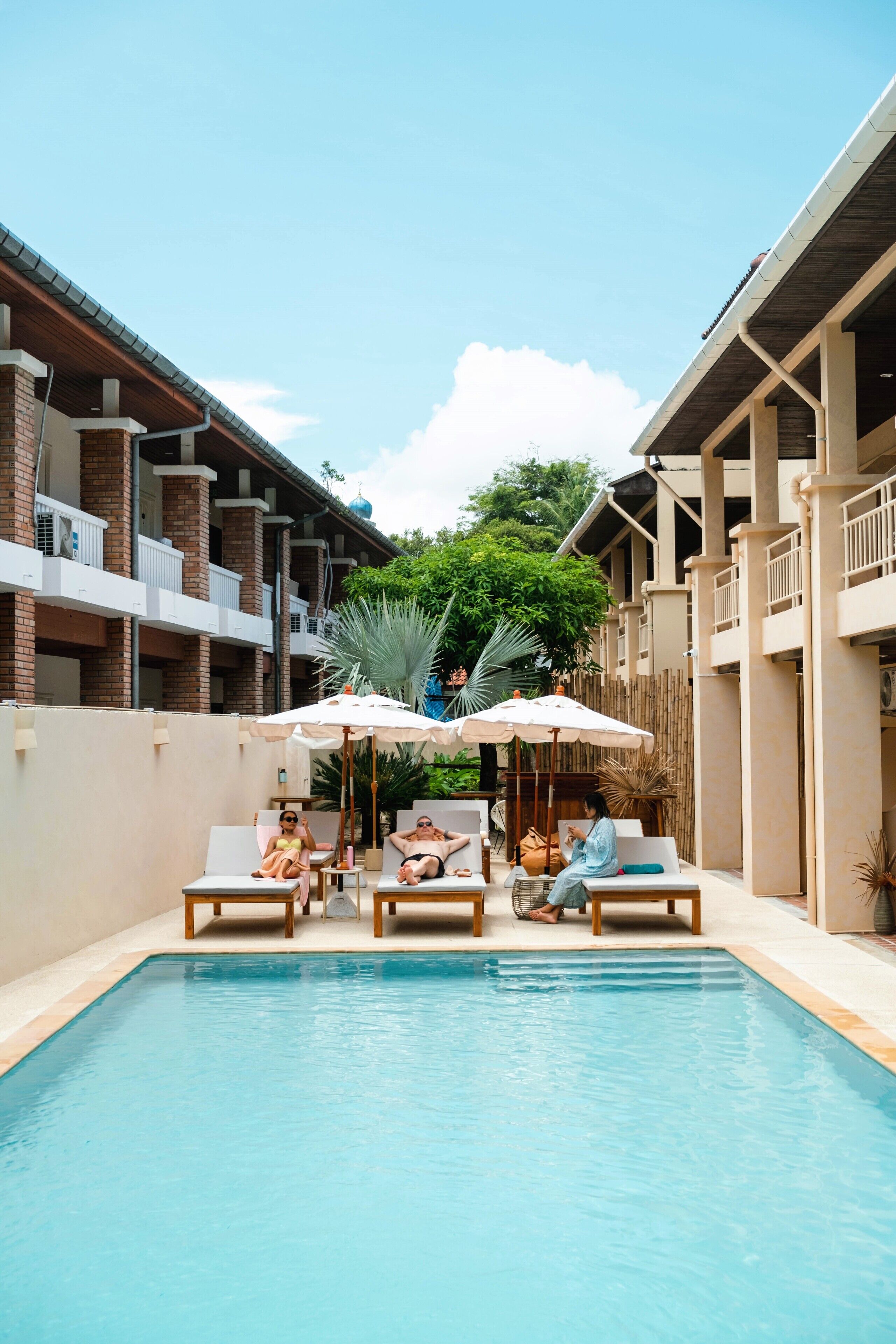 حمّام سباحة خارجي، مظلات على حمّام السباحة، مقاعد للتشمس