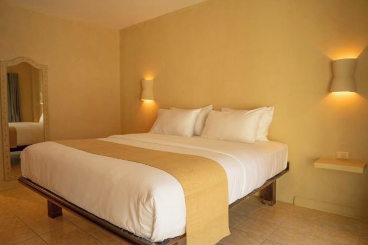 Pillowtop beds, in-room safe, desk, laptop workspace