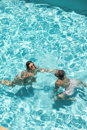 Outdoor pool, pool umbrellas, pool loungers - Casa Solana Patong (Patong)
