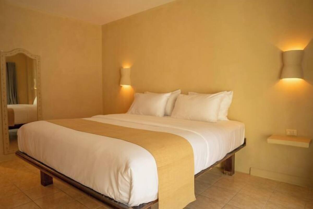 Pillowtop beds, in-room safe, desk, laptop workspace