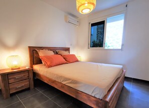 3 bedrooms, travel cot, free WiFi, bed sheets