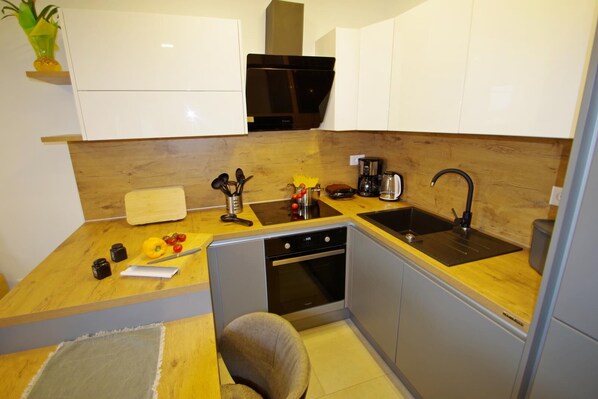 Fridge, oven, stovetop, dishwasher