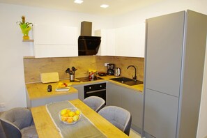 Fridge, oven, stovetop, dishwasher