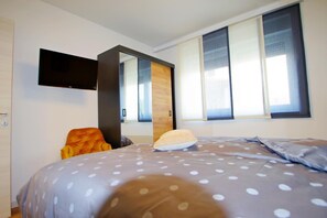 2 bedrooms, iron/ironing board, free WiFi, bed sheets