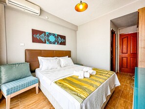 Deluxe tweepersoonskamer, 1 queensize bed, uitzicht op zee | Een strijkplank/strijkijzer, gratis wifi, beddengoed