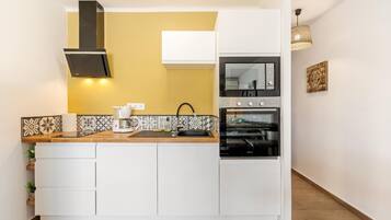 Frigorífico, microondas, horno y cafetera o tetera