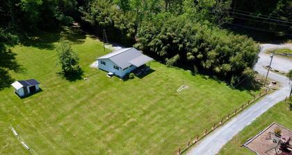 Cute house convenient to Gatlinburg, Pigeon Forge, and hiking in the smokies.