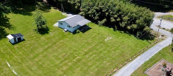 Cute house convenient to Gatlinburg, Pigeon Forge, and hiking in the smokies.