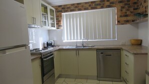 Geladeira, cooktop, lava-louças, torradeira