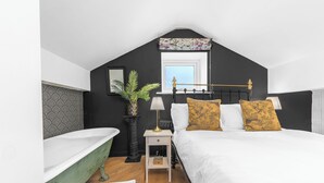 3 soverom, skrivebord, strykejern/-brett og reiseseng for barn