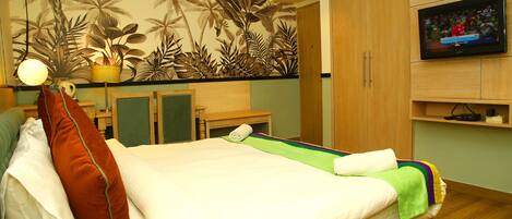 Habitación Deluxe doble | Caja fuerte, tabla de planchar con plancha, wifi gratis y ropa de cama