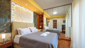 Una habitación de hotel con una cama grande, una mesita de noche, un espejo y un panel decorativo en la pared.