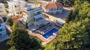 Zona residencial con piscina, varios edificios y abundante vegetación.