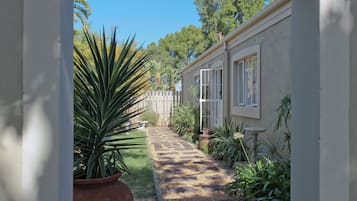 Comfort Tulip Apartment | Garden view