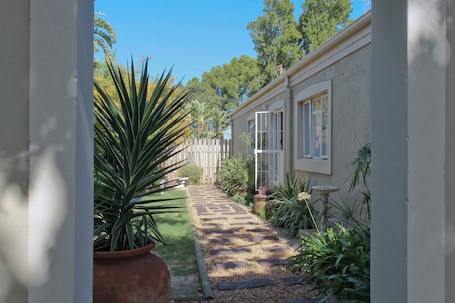 Comfort Tulip Apartment | Garden view