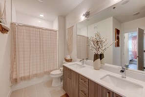 Combined shower/tub, towels - Resort Pools, Pet Friendly, Boardwalk to Beach (Port Aransas)