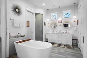 Bathtub, towels - Resort Pools, Golf Cart Boardwalk to Beach (Port Aransas)