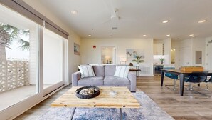 Un espacio habitable amplio con sofá, mesa de centro y mesa de comedor.