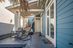 Terrace/patio - Resort Pools, Golf Cart Boardwalk to the Beach (Port Aransas)