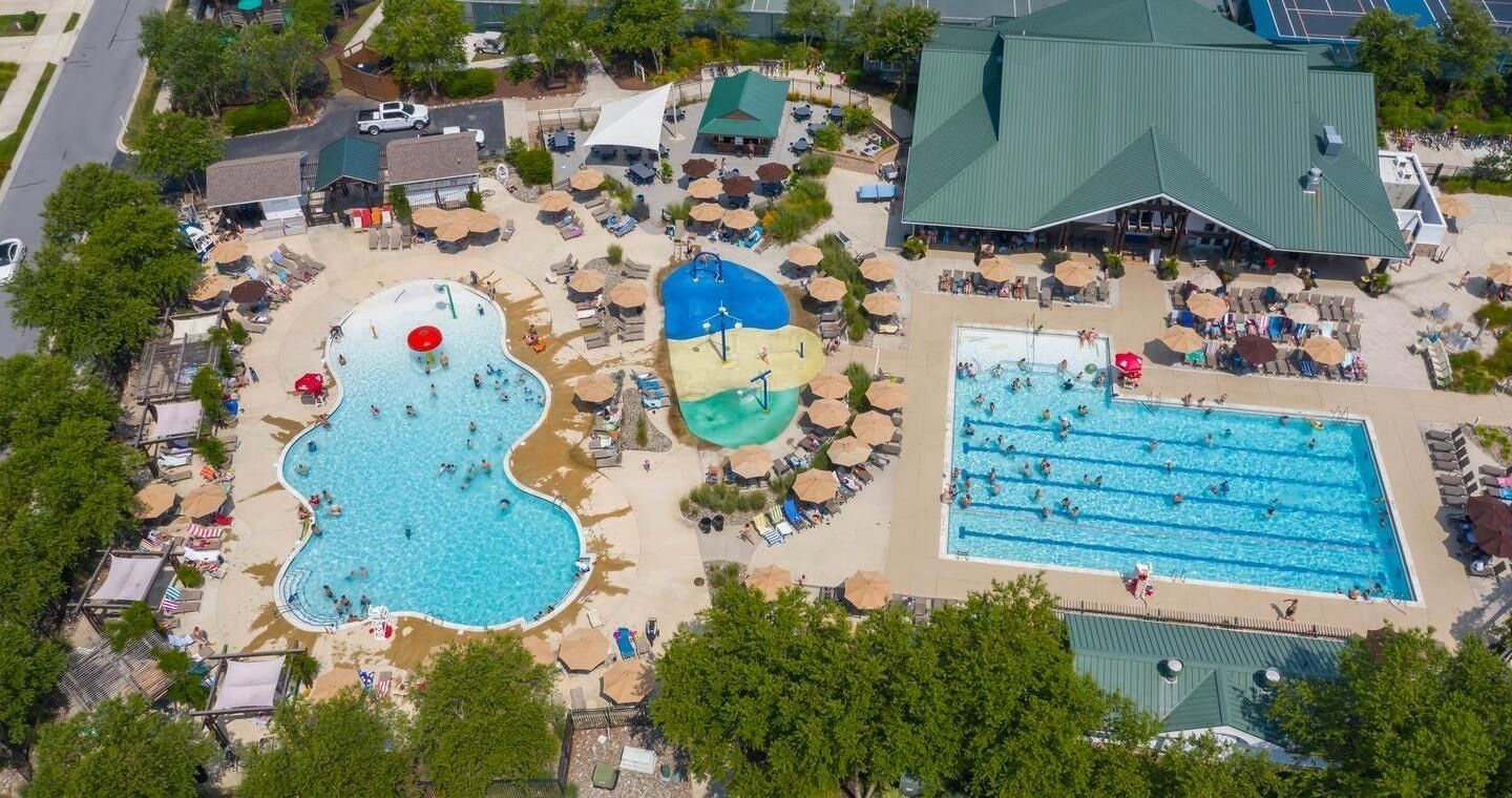 Een binnenzwembad en een verwarmd zwembad