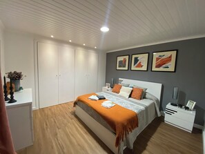 2 chambres, bureau, fer et planche à repasser, lit parapluie