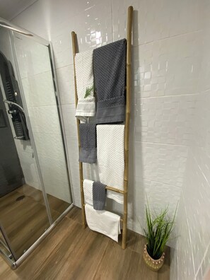 Dusche, Haartrockner, Handtücher, Seife
