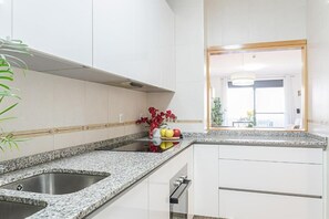 Réfrigérateur, micro-ondes, four, plaque de cuisson