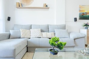 Smart-tv, böcker och en stereo