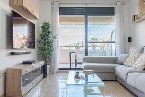 TV connectée, livres, chaîne hi-fi