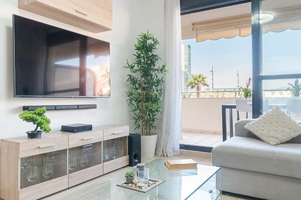 TV connectée, livres, chaîne hi-fi