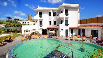 Indendørs pool, udendørs pool, parasoller, liggestole