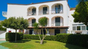 A white building with multiple balconies and a covered patio area. - hotel park victoria (Forio)
