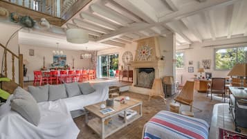 Televisie en een open haard