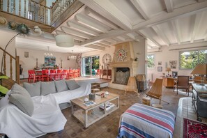 Télévision, cheminée