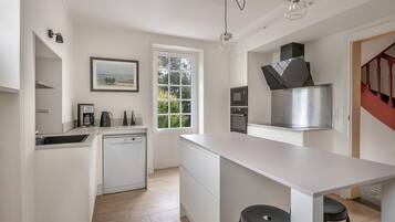 Refrigerador, microondas, horno, lavavajillas