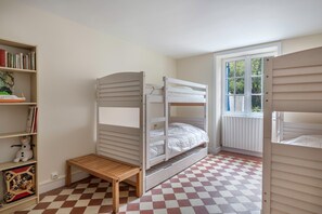 6 bedrooms, iron/ironing board, free WiFi