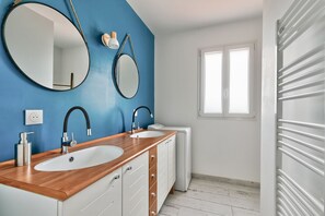 Douche, sèche-cheveux