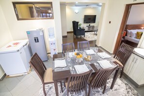 Apartamento clássico, 3 quartos, suíte | Opções para refeição no quarto