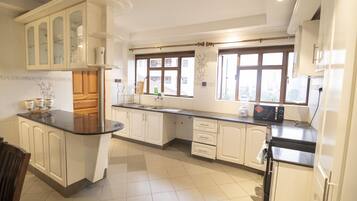 Classic Apartment, 3 Bedrooms, Ensuite | Dapur peribadi | Pembancuh kopi/teh, cerek elektrik, pembakar roti, meja makan