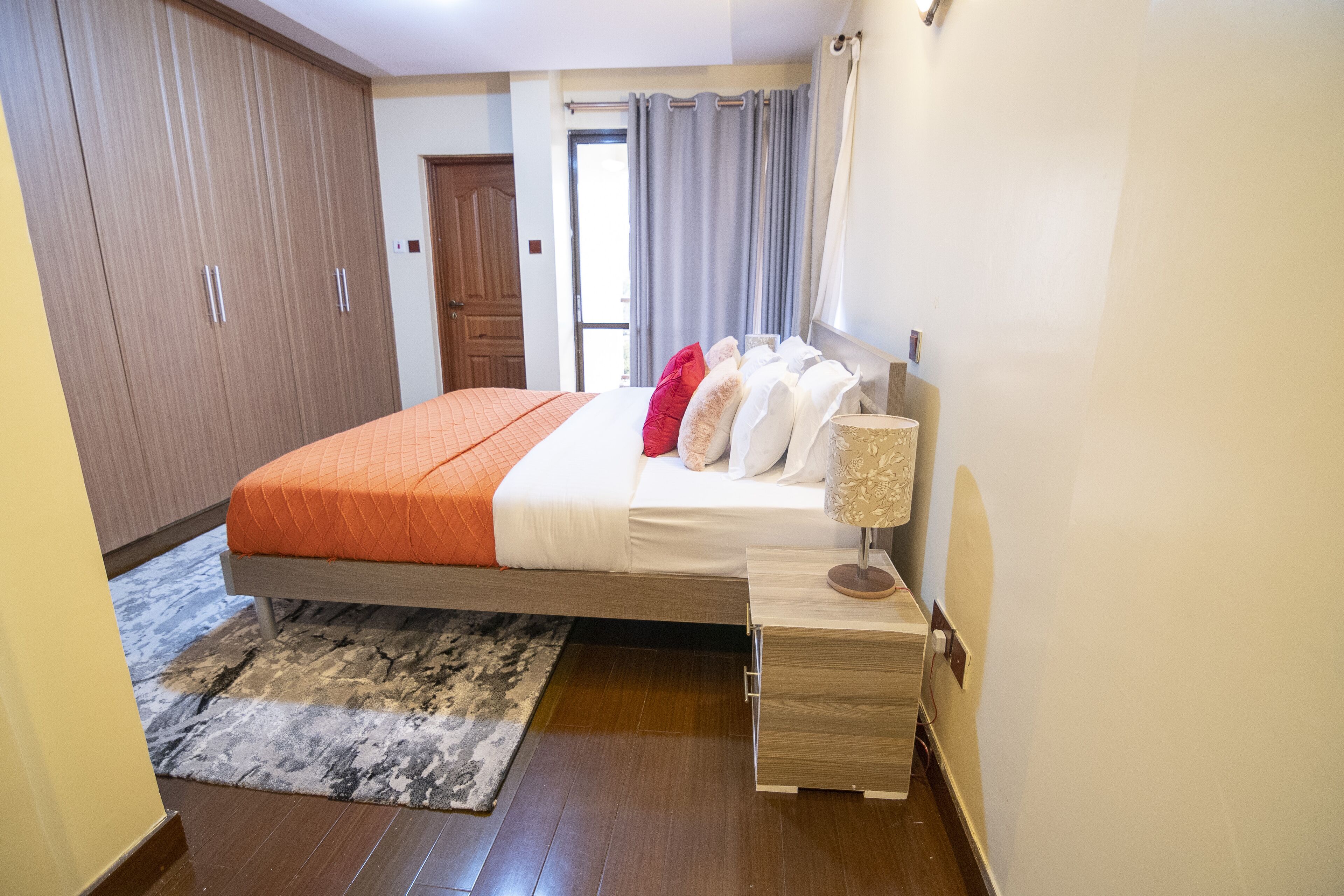 Klassiek appartement, 3 slaapkamers, en-suite badkamer | 3 slaapkamers, een bureau, een laptopwerkplek