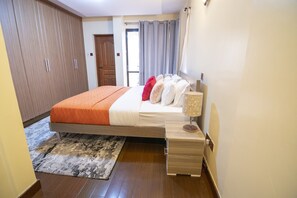 Apartamento clássico, 3 quartos, suíte | 3 quartos, escrivaninha, espaço de trabalho para notebook