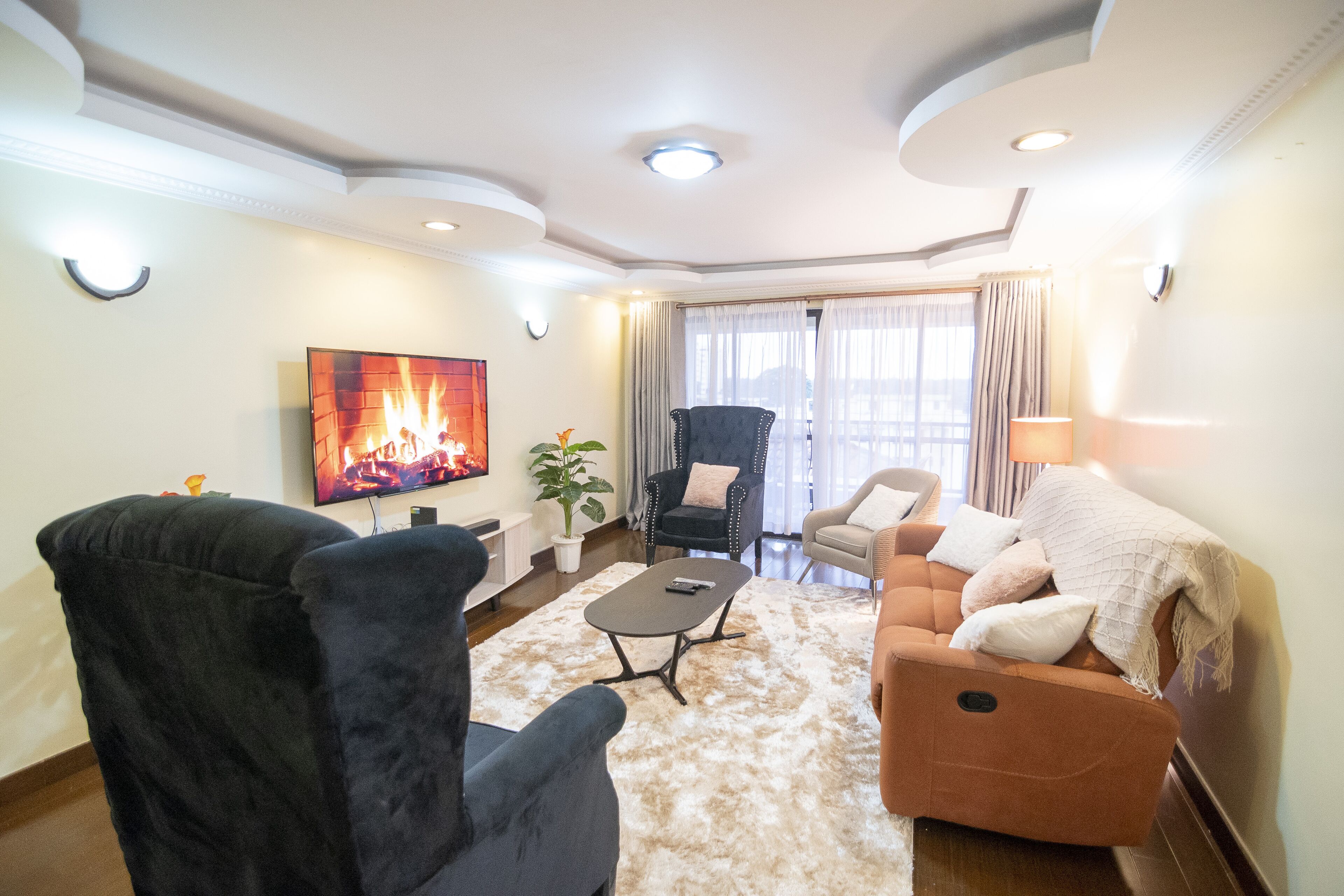 Departamento clásico, 3 habitaciones, baño en la habitación | Área de sala de estar | Televisión de plasma de 50 pulgadas con canales por cable y televisión 