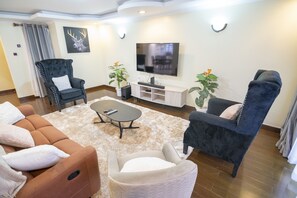 Apartamento clássico, 3 quartos, suíte | Área de estar | TV de plasma 50 polegadas com canais a cabo, TV