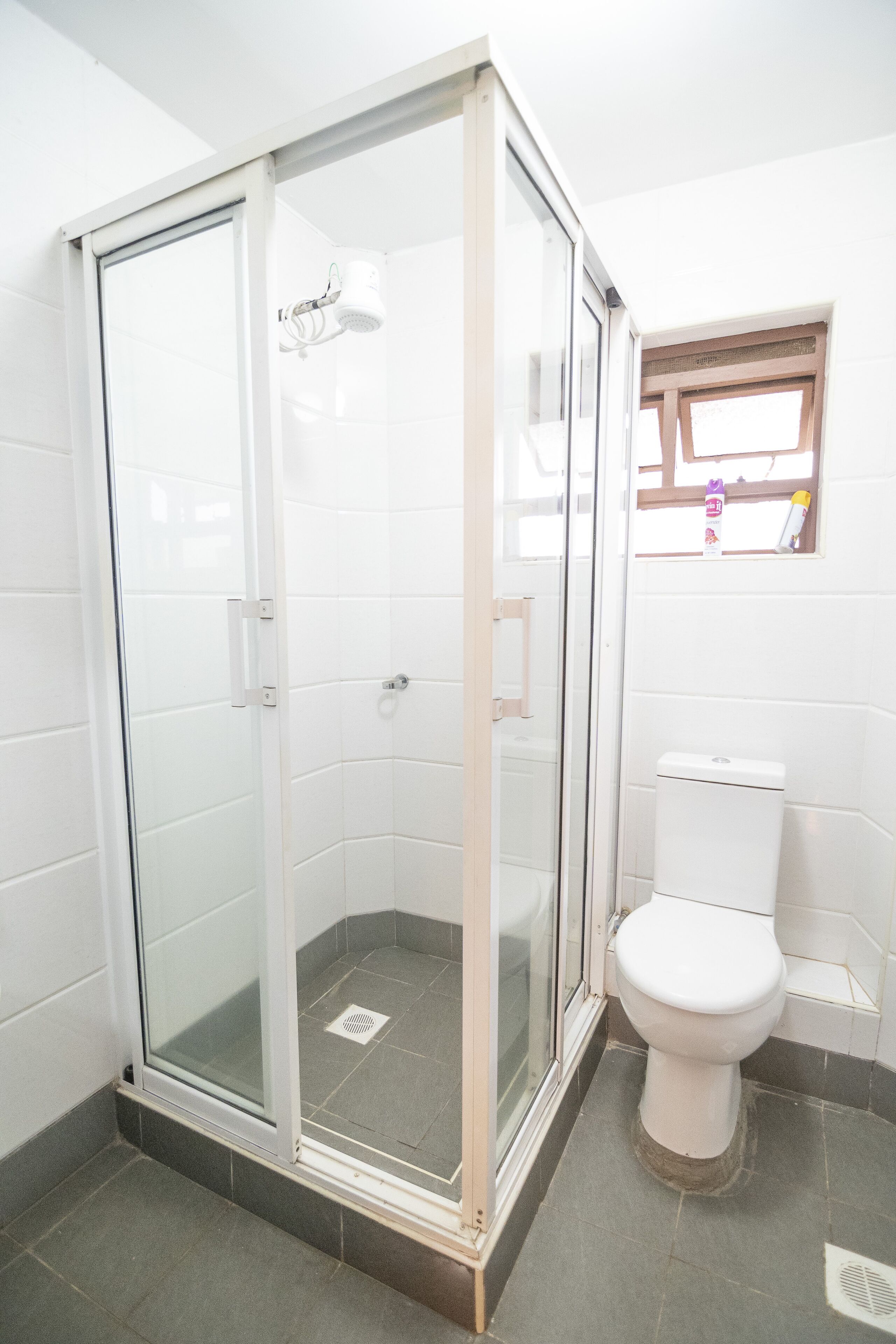 Klassiek appartement, 3 slaapkamers, en-suite badkamer | Badkamer | Een douche, een regendouche, gratis toiletartikelen, pantoffels